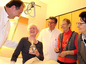 Anderen Menschen hat Renate Knauth schon viel Gutes getan. Diesmal ist sie die Beschenkte. Ulrich Hoffmann, Dr. Harald Straßburger, Miri Kotilge und Helena Gerstner reichen ihr einen kleinen Weihnachtsengel.  Fotos: Peter Pfannes