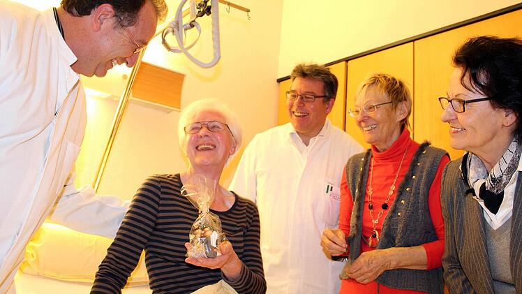 Anderen Menschen hat Renate Knauth schon viel Gutes getan. Diesmal ist sie die Beschenkte. Ulrich Hoffmann, Dr. Harald Straßburger, Miri Kotilge und Helena Gerstner reichen ihr einen kleinen Weihnachtsengel.  Fotos: Peter Pfannes