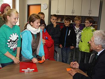 Autogrammstunde mit Nobel-Preisträger Jack Steinberger. Franziska, Lena, Lea und andere freuten sich wie die Schneekönige.  Fotos: Edgar Bartl