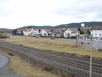 Rechts von der Eisenbahnlinie soll ein Schnellrestaurant entstehen. Die nördliche Einfahrt wird in etwa gegenüber des letzten Gebäudes (einer Arztpraxis) entstehen, rechts im Bild wird die südliche Ein- und Ausfahrt zur B 85 entstehen. Hier besteht bereits eine Linksabbiegespur zu jetzigen Parkplätzen.  Foto: Karl-Heinz Hofmann