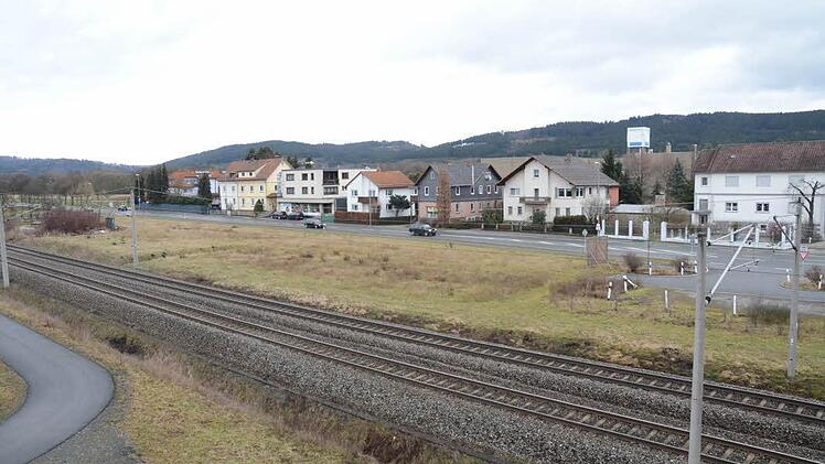 Rechts von der Eisenbahnlinie soll ein Schnellrestaurant entstehen. Die nördliche Einfahrt wird in etwa gegenüber des letzten Gebäudes (einer Arztpraxis) entstehen, rechts im Bild wird die südliche Ein- und Ausfahrt zur B 85 entstehen. Hier besteht bereits eine Linksabbiegespur zu jetzigen Parkplätzen.  Foto: Karl-Heinz Hofmann