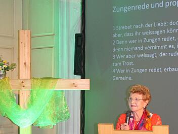 Kitty Hamilton referierte am Dienstag über den Heiligen Geist und gab ihn an die Menschen weiter. Fotos: Janina Reuter