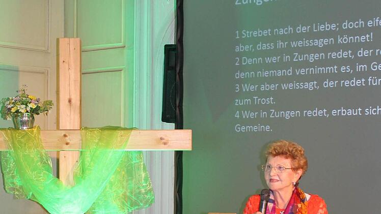 Kitty Hamilton referierte am Dienstag über den Heiligen Geist und gab ihn an die Menschen weiter. Fotos: Janina Reuter