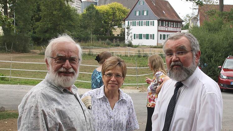 Heinz und Anita Faustmann informieren den neuen Pfarrer Wolfgang Leikert sprechen mit Pfarrer Wolfgang Leikert über die Missionsarbeit in Tansania. Im Hintergrund das neu renovierte Pfarrhaus. Foto: Michael Stelzner