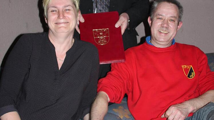 Die Verbindung hält. Irene und Kilian Sauer wurden im heimischen Wohnzimmer in Neubrunn vermählt.Foto: Ralf Kestel