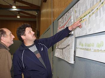 Adam Litz (l.) und Georg Martin orientieren sich an den Plänen. Foto: Evi Seeger