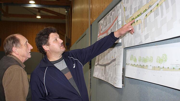 Adam Litz (l.) und Georg Martin orientieren sich an den Plänen. Foto: Evi Seeger