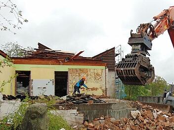 Ein Bagger macht den Gräfenberger Kindergarten dem Erdboden gleich.  Foto: Petra Malbrich