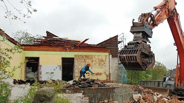 Ein Bagger macht den Gräfenberger Kindergarten dem Erdboden gleich.  Foto: Petra Malbrich