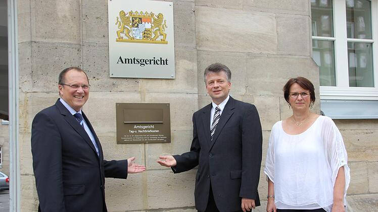 Frank Arloth, Amtschef des Bayerischen Justizministeriums, Jürgen Fehn, Direktor des Amtsgerichts, und Andrea Rebhan, Geschäftsleitung.
