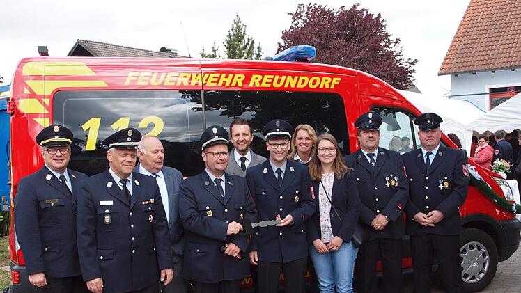 Der Vorsitzende der Reundorfer Wehr, Detlef Habermann (2. v. re.), übergab im Beisein der Ehrengäste symbolisch den Schlüssel für das Fahrzeug an die beiden Kommandanten.