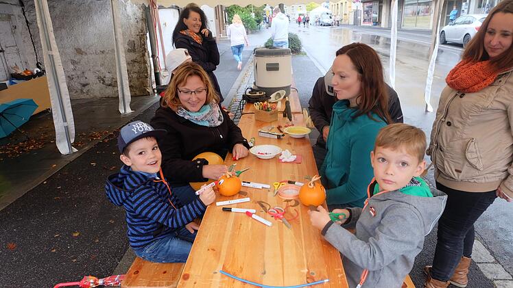 Kinder malten im Zelt K&uuml;rbisse an. Foto: Philipp Bauernschubert