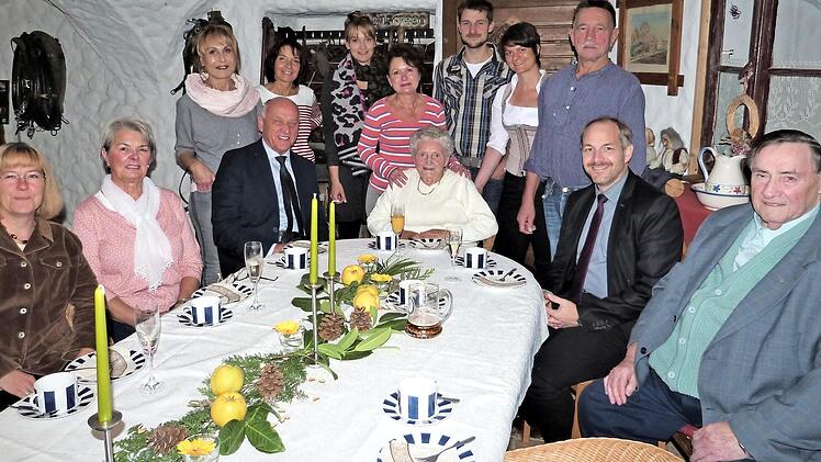 Im Kreise ihrer Großfamilie feierte Berta Lauterbach dieser Tage ihren 90. Geburtstag. Foto: Werner Reißaus
