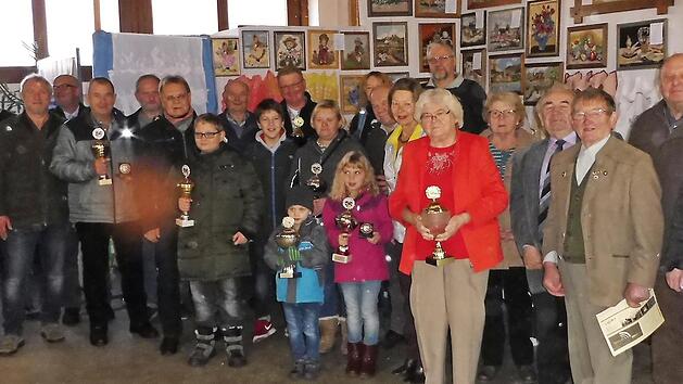 Die erfolgreichen Z&uuml;chter konnten sich &uuml;ber Pokale und die Gl&uuml;ckw&uuml;nsche der Ehreng&auml;ste freuen. Foto: Dieter Wolf