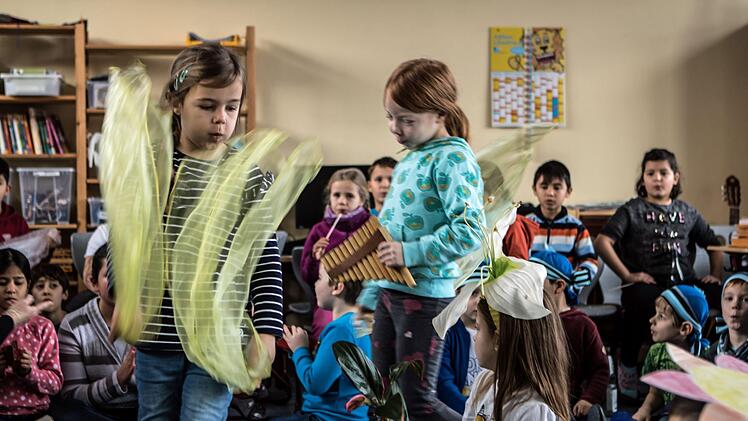 Proben-Endspurt: Schülerinnen und Schüler der Grundschule Coburg-Neuses üben für ihr Moldau-Projekt.Foto: Jochen bErger