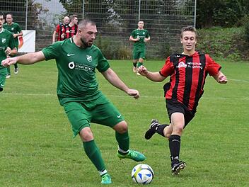 Alles unter Kontrolle hatte  Maros Balogh mit dem SV Garitz (links) im Spiel gegen die SG Obereschenbach um Lukas Graf (rechts). Foto: Hopf