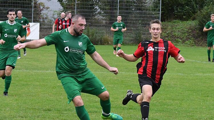 Alles unter Kontrolle hatte  Maros Balogh mit dem SV Garitz (links) im Spiel gegen die SG Obereschenbach um Lukas Graf (rechts). Foto: Hopf