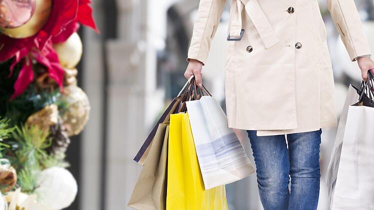 Im Gegensatz zum bundesweiten Trend geben mehr Landkreis-Bewohner an,im stationären Geschäft Geschenke kaufen zu wollen.  Foto: Adobe Stock