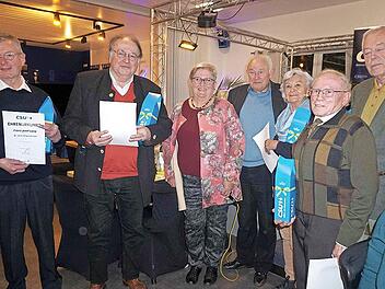 Bei der Ehrung für 50-jährige Mitgliedschaft (von links): Franz-Josef Lang, Paul Hubmann, Ruthild Schrepfer, Günther Beckstein, Christa Hoffstadt, Konrad Kummeth und Peter Zurek
