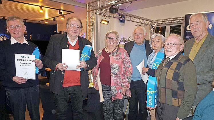 Bei der Ehrung für 50-jährige Mitgliedschaft (von links): Franz-Josef Lang, Paul Hubmann, Ruthild Schrepfer, Günther Beckstein, Christa Hoffstadt, Konrad Kummeth und Peter Zurek