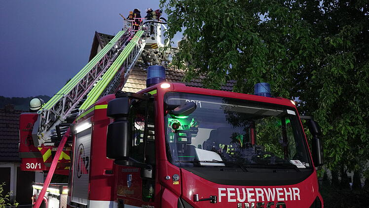 Blitz schlägt in Haus ein: Wohnhaus gerät bei Unwetter in Brand