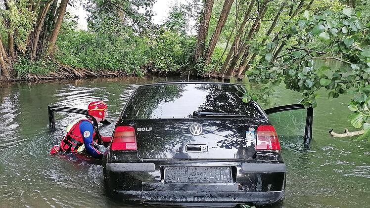 Die Wasserwacht &uuml;bt mit der Feuerwehr Kirchehrenbach den Fall &bdquo;Pkw im Wasser&ldquo;.