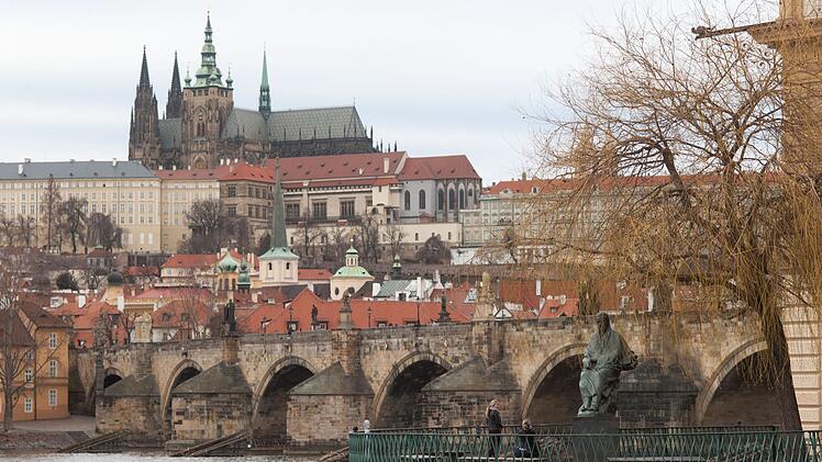 Die tschechische Hauptstadt Prag mit der Moldau