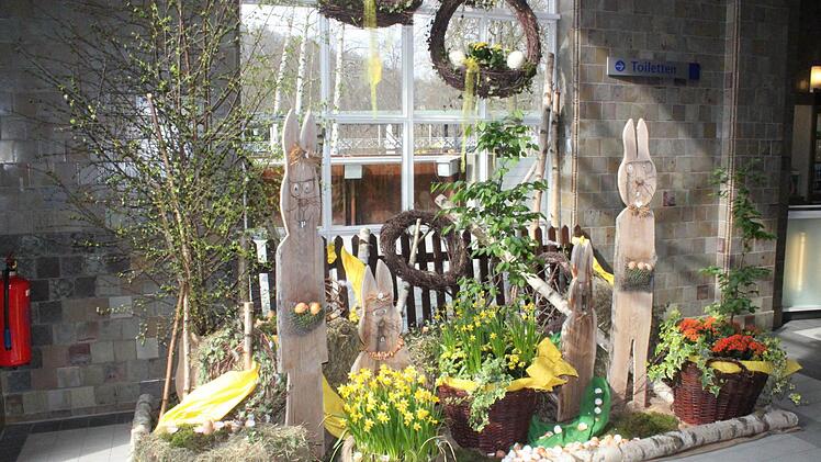 Auch in den Gebäuden ist die Kurgärtnerei aktiv: Osterschmuck in der brunnenhalle.