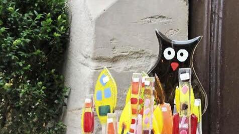 Kunsthandwerker haben sich am Kirchhof niedergelassen....