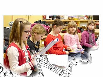 Der Kinderchor ist eifrig bei der Sache. Fotos: Pauline Lindner