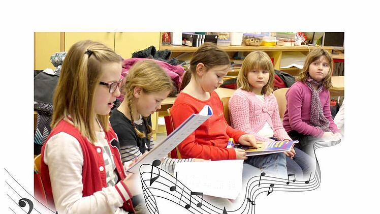 Der Kinderchor ist eifrig bei der Sache. Fotos: Pauline Lindner