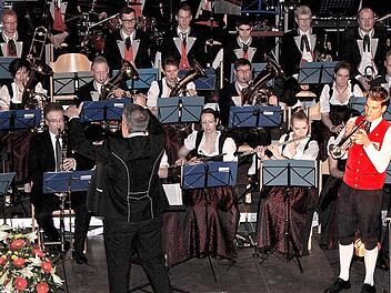 Thomas Knetzger (r.) gelang in Langensendelbach ein tolles Solo in dem Stück "Die weinende Trompete".  Foto: fra-press