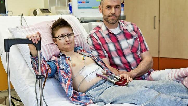 Marc lebt nur noch dank eines Kunstherzens. Seit es nach einer Operation schwere Komplikationen gab, funktionieren auch seine Nieren nicht mehr richtig. Dreimal in der Woche muss er ins Krankenhaus. Sein Vater André begleitet ihn so oft er kann. Foto: Daniel Karmann/dpa