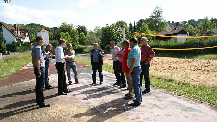 Der Bauausschuss besuchte am Montag die Freisportanlagen im Freibad in Eltmann. Foto: Sabine Weinbeer