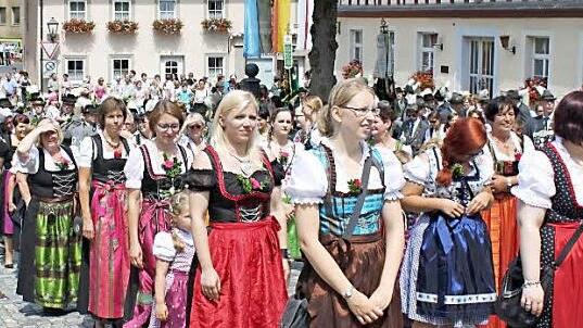 Mit vielen hübschen Mädels: Der Einzug der Schützen war auch in diesem Jahr erfreulich "personalstark".