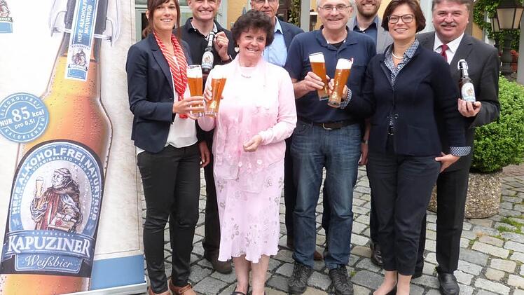 Von links Kerstin Emrich von der Sparkasse Kulmbach-Kronach, Triathlon-Organisator Helmut Dorsch, ATS-Vorstandsvorsitzende Heidesuse Wagner, Helmut V&ouml;lkel von der Stadt Kulmbach, Ulrich Deichsel (ATS), Manuel Kummert und Helga Metzel von der Kulmbacher Brauerei und Landrat Klaus Peter S&ouml;llner. Foto: Werner Rei&szlig;aus