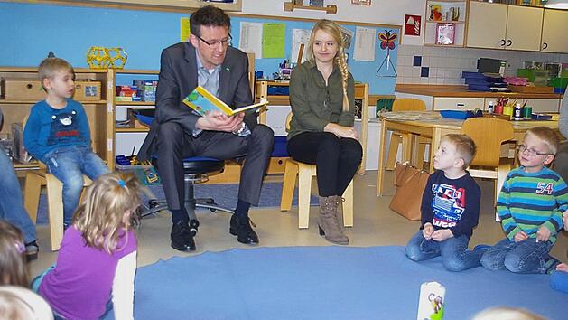 Am bundesweiten Vorlesetag lasen AOK-Direktor Christian Grebner und die Auszubildende Theresa Kestel den Jungen und Mädchen im Wilhelmsthaler Kindergarten vor. Foto: Heike Schülein