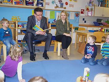 Am bundesweiten Vorlesetag lasen AOK-Direktor Christian Grebner und die Auszubildende Theresa Kestel den Jungen und Mädchen im Wilhelmsthaler Kindergarten vor. Foto: Heike Schülein