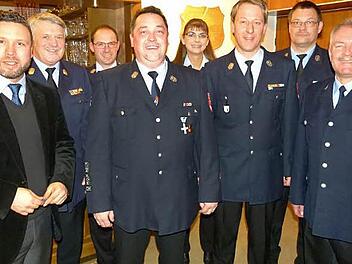 Die neue Führungsmannschaft der Feuerwehr Ahorn zusammen mit den Verantwortlichen (von links): Bürgermeister Martin Finzel, KBI Wolfgang Beyer, Vertrauensmann Torsten Eschrich, Zweiter Kommandant Thomas Vetter, Vertrauensfrau Kerstin Wachsmann, Kommandant Timo Schulz, KBM Christian Boßecker, Vorsitzender Frank Haug.  Foto: Lothar Weidner
