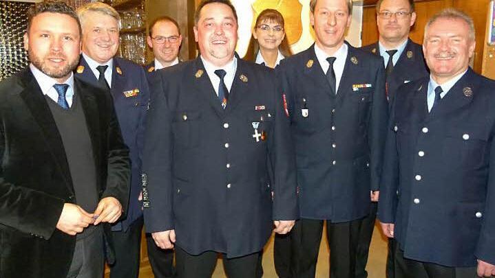 Die neue Führungsmannschaft der Feuerwehr Ahorn zusammen mit den Verantwortlichen (von links): Bürgermeister Martin Finzel, KBI Wolfgang Beyer, Vertrauensmann Torsten Eschrich, Zweiter Kommandant Thomas Vetter, Vertrauensfrau Kerstin Wachsmann, Kommandant Timo Schulz, KBM Christian Boßecker, Vorsitzender Frank Haug.  Foto: Lothar Weidner