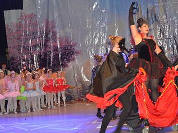 Die böse Fee triumphiert - sie will die Taufe verhindern.Karl-Heinz Hofmann