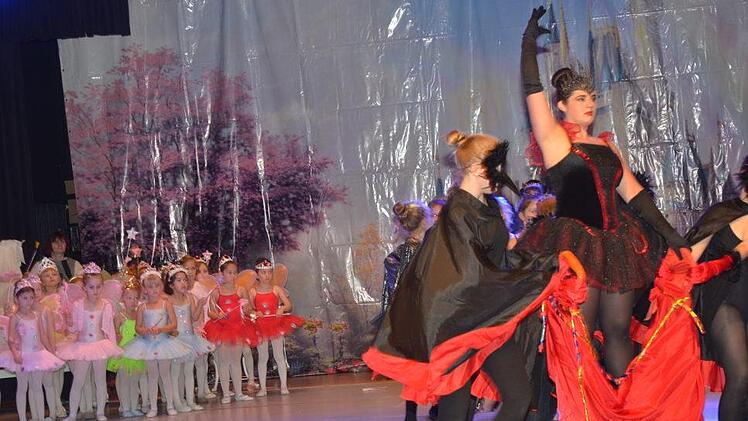 Die böse Fee triumphiert - sie will die Taufe verhindern.Karl-Heinz Hofmann