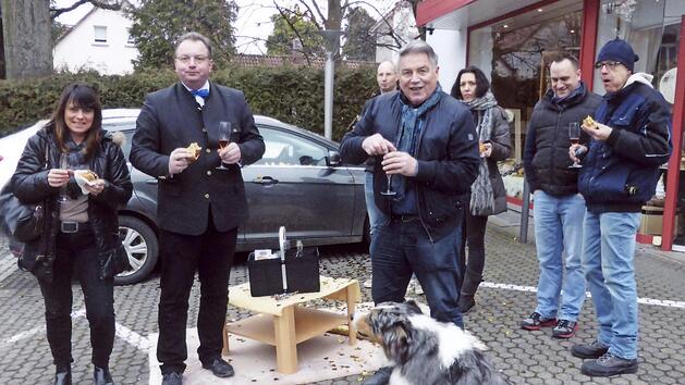 Straßenöffnungsfest: Gute Laune beim Bratwurstgarten Höring  Foto: privat