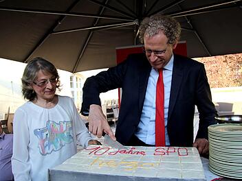 German Hacker schnitt den Kuchen  für  zehn Jahre Gestaltungsmehrheit im Stadtrat an. Links Zweite Bürgermeisterin Renate Schroff.Richard Sänger