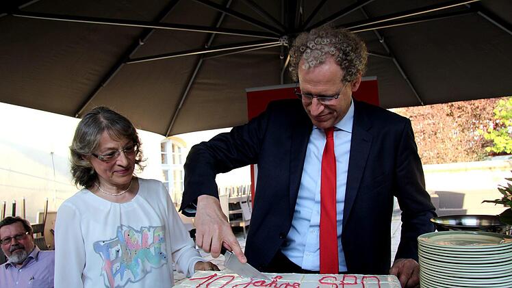 German Hacker schnitt den Kuchen  für  zehn Jahre Gestaltungsmehrheit im Stadtrat an. Links Zweite Bürgermeisterin Renate Schroff.Richard Sänger