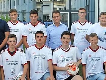 Die jungen Fußballer des TSV Steinberg freuen sich über ihre neuen Trikots. Mit im Bild, hintere Reihe: Bürgermeister Timo Ehrhardt (links), Chief Operation Officer (hinten, 5. von links), Thomas Frei und Trainer der B-Junioren des TSV Steinberg, Christian Engelhardt (rechts).  Foto: Veronika Schadeck