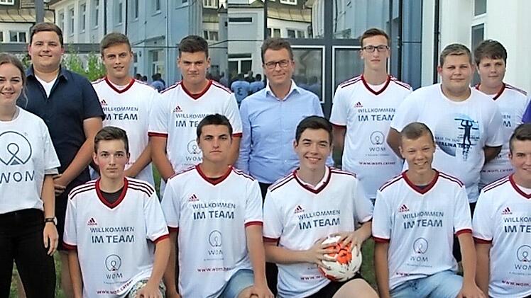 Die jungen Fußballer des TSV Steinberg freuen sich über ihre neuen Trikots. Mit im Bild, hintere Reihe: Bürgermeister Timo Ehrhardt (links), Chief Operation Officer (hinten, 5. von links), Thomas Frei und Trainer der B-Junioren des TSV Steinberg, Christian Engelhardt (rechts).  Foto: Veronika Schadeck