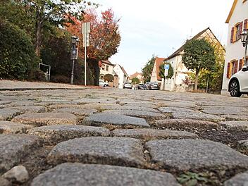 Noch liegt in der Straße ein unebenes Pflaster.