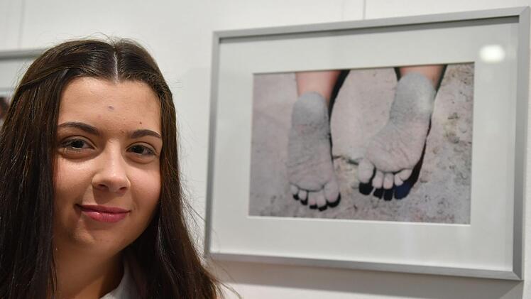 Mit den F&uuml;&szlig;en ihrer Freundin am Strand &uuml;berzeugte Salina Winkelbeiner beim Jugendthema "Das bewegt mich".  Fotos: Ronald Rinklef