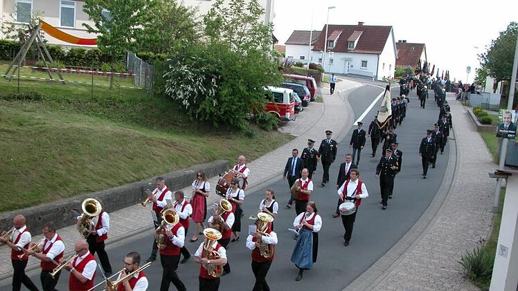 Ein Festzug mit Blasmusik und Fahnenabordnungen zog am Sonntag durch Haard.Ewald Kiesel